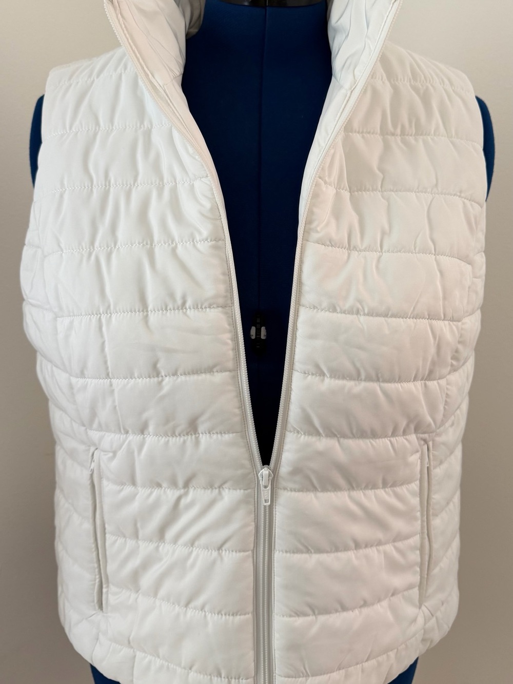 LOFT White Women’s Quilted Puffer Vest - Zipper Front. Size L